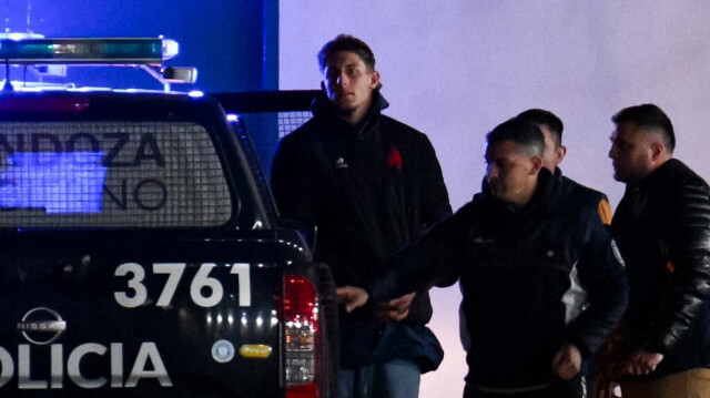 Le joueur de rugby français Oscar Jegou est escorté par la police fédérale argentine à son arrivée à la station transitoire pour détenus et personnes appréhendées à Mendoza, en Argentine, le 11 juillet 2024. 