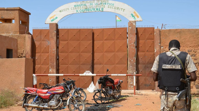 Plusieurs détenus, dont des chefs terroristes, se sont évadés de la prison de haute sécurité de Koutoukalé près de Niamey. Les autorités nigériennes ont instauré un couvre-feu pour traquer les évadés.