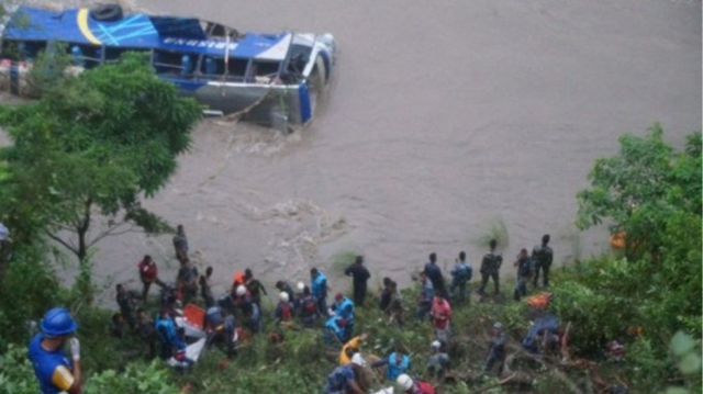 Un des bus de passagers emportés par la rivière Trishuli à cause d'un glissement de terrain, sur l'autoroute Madan-Ashrit, dans le centre du Népal.