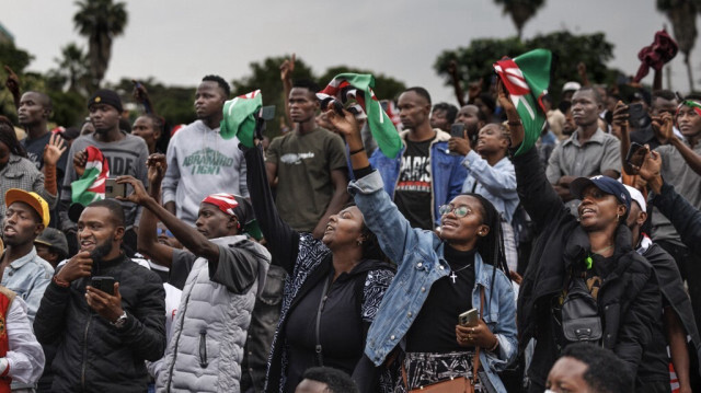 Des jeunes assistent à un concert le jour de "saba-saba", un euphémisme local pour le 7 juillet, jour symbolisant la lutte contre la tyrannie lorsque les dirigeants de l'opposition ont mené des manifestations pour exiger la fin du régime de parti unique au Kenya à la fin des années 90, à Nairobi le 7 juillet 2024. 