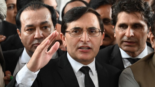 Gohar Ali Khan, président du parti Pakistan Tehreek-e-Insaf (PTI) de l'ancien Premier ministre Imran Khan, s'adresse aux membres des médias après le verdict de la Cour suprême à Islamabad, le 12 juillet 2024.