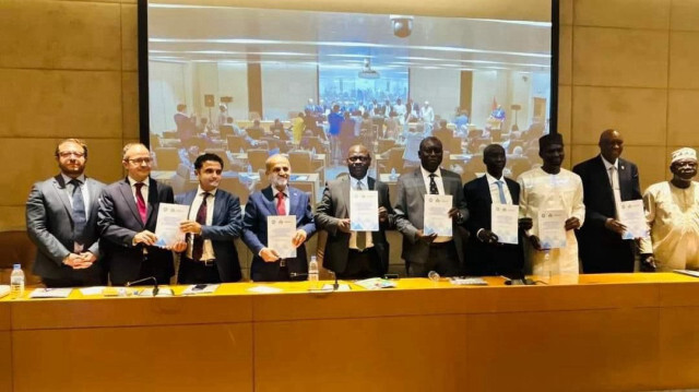 Les responsables politiques gambiens et les dirigeants du groupe Albayrak après la signature du contrat pour le développement du port de Gambie, à Banjul, le 11 juillet 2024.