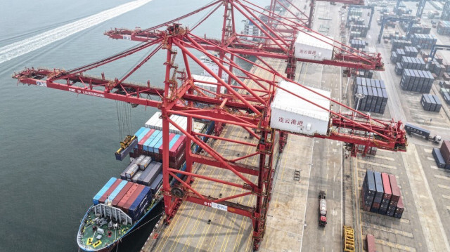 Des grues chargent et déchargent des conteneurs dans un port à Lianyungang, dans la province du Jiangsu, à l'est de la Chine, le 12 juillet 2024.