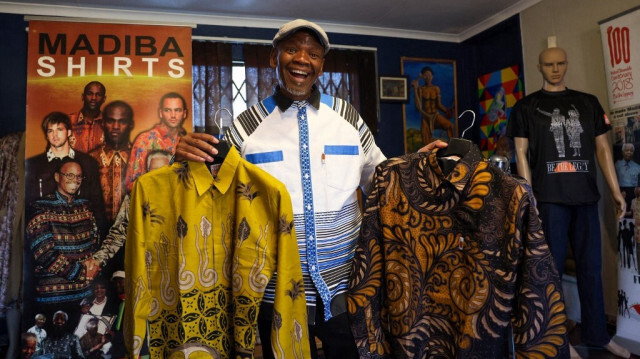 Sonwabile Ndamase, qui a dessiné et stylisé pour l'ancien président sud-africain Nelson Mandela et qui a créé la chemise originale Madiba, montre quelques-unes de ses dernières créations dans son studio de Johannesburg, le 4 juillet 2024. 