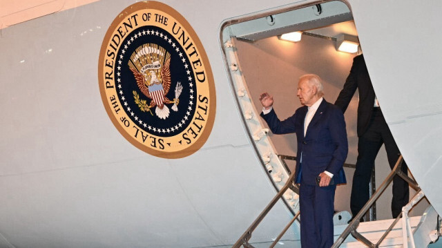 Le président américain Joe Biden descend d'Air Force One à son arrivée à la base aérienne de Dover, dans le Delaware, le 12 juillet 2024. 