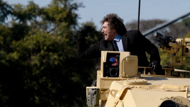 Le président argentin Javier Milei fait un geste depuis un char blindé lors d'un défilé militaire marquant le 208e anniversaire de l'indépendance de l'Argentine vis-à-vis de l'Espagne, à Buenos Aires, le 9 juillet 2024.