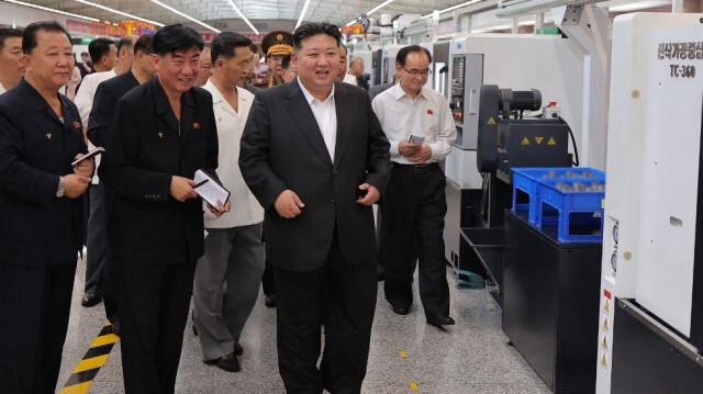 Le dirigeant nord-coréen Kim Jong Un (C) visitant l'Entreprise industrielle de la défense nationale, le 2 juillet 2024.
