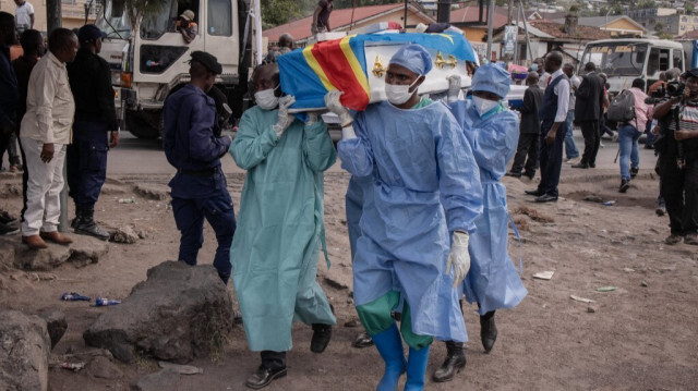 Les travailleurs de la santé portent des cercueils à Goma, République Démocratique du Congo, le 15 mai 2024. 