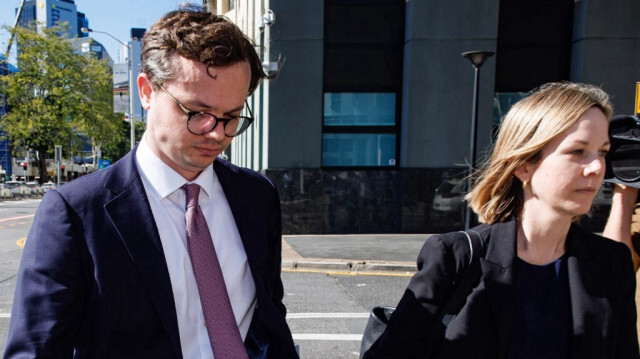 L'avocat Dylan Kerr, représentant le commissaire de la police fédérale australienne, arrive avec un fonctionnaire à la Brisbane Watch House à Brisbane le 12 juillet 2024.