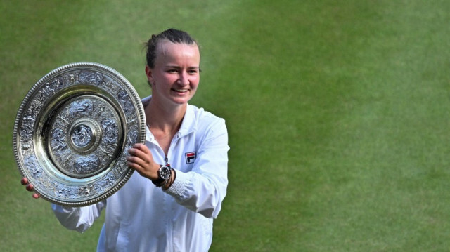 La Tchèque Barbora Krejcikova après sa victoire contre l'Italienne Jasmine Paolini lors de la finale du simple dames des Championnats de Wimbledon 2024, le 13 juillet 2024. 