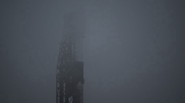 Le satellite EarthCARE est vu à travers le brouillard sur une fusée SpaceX Falcon 9 à la base spatiale de Vandenberg à Lompoc, Californie, le 28 mai 2024.