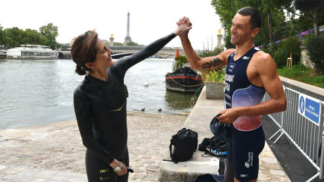 La ministre des Sports Amélie Oudéa-Castéra se baigne dans la Seine, le 13 juillet 2024 à Paris.