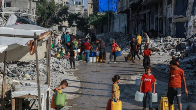 Des Palestiniens font la queue pour remplir des conteneurs d'eau dans la ville de Khan Yunis, dans le sud de la bande de Gaza, le 14 juillet 2024.