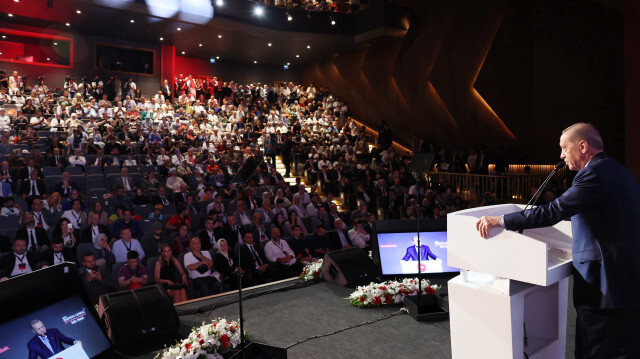 Le Président Recep Tayyip Erdoğan participe, ce 13 juillet 2024,  à la cérémonie de remise des prix du "3ème concours de photographie du martyr Mustafa Cambaz" sur l'île de la Démocratie et des Libertés. Cet événement honore la mémoire du photojournaliste de Yeni Şafak, Mustafa Cambaz, tombé en martyr lors de la tentative de coup d'État du 15 juillet.