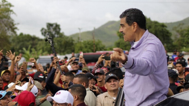 Le président du Venezuela et candidat à la présidence, Nicolas Maduro, salue ses partisans lors d'une visite à Cumanacoa, dans l'État de Sucre, au Venezuela, le 9 juillet 2024. 