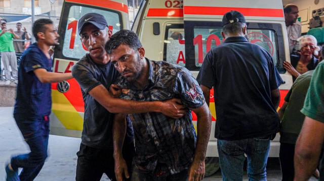 Un homme blessé lors d'un bombardement israélien est soigné à l'hôpital Nasser de Khan Yunis, dans le sud de la bande de Gaza, le 9 juillet 2024, dans le cadre du conflit entre Israël et le groupe militant palestinien Hamas. 