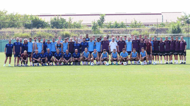 Bordo-mavili ekip idman sonrası hatıra fotoğrafı çektirdi. 