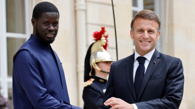 Le président français Emmanuel Macron (R) serrant la main du président sénégalais Bassirou Diomaye Faye lors de leur rencontre au palais présidentiel de l'Élysée à Paris, le 20 juin 2024.