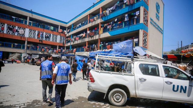 Des employés de l'UNRWA et des Palestiniens inspectent une école endommagée après que des chasseurs israéliens ont frappé une école de l'Agence des Nations Unies pour les réfugiés de Palestine au Proche-Orient (UNRWA), tuant et blessant de nombreuses personnes dans le camp de réfugiés de Nuseirat à Deir al-Balah, Gaza, le 15 juillet 2024.