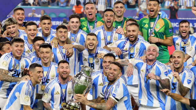 L'attaquant argentin n°10 Lionel Messi soulève le trophée alors qu'il célèbre la victoire de la finale du tournoi Conmebol 2024 Copa America entre l'Argentine et la Colombie au Hard Rock Stadium, à Miami, Floride, le 14 juillet 2024.