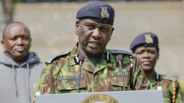 L'inspecteur général de la police kenyane par intérim, Douglas Kanja, s'adresse aux médias à Nairobi le 15 juillet 2024. La police kenyane a déclaré le 15 juillet 2024 avoir arrêté un tueur en série présumé qui avait avoué avoir assassiné 42 femmes, dont son épouse, avant de jeter leurs corps démembrés dans une décharge de Nairobi. 