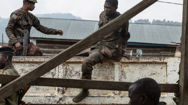 Un soldat de l'armée de la République démocratique du Congo (C) arrive pour assister à son procès à Lubero le 6 juillet 2024.