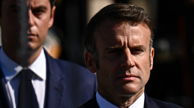 Le président français Emmanuel Macron (à droite) regardant le Premier ministre français Gabriel Attal (à gauche) lors du défilé militaire du Jour de la Bastille sur l'avenue Foch, à Paris, le 14 juillet 2024.