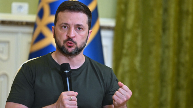 Le président ukrainien Volodymyr Zelensky s'exprimant lors de sa conférence de presse à Kiev le 15 juillet 2024, dans un contexte d'invasion russe en Ukraine. Le président ukrainien Volodymyr Zelensky a déclaré le 15 juillet 2024 que la Russie devrait être représentée lors d'un deuxième sommet visant à garantir une paix durable avec le Kremlin, après plus de deux ans de guerre.