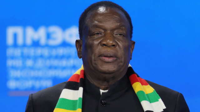 Le président du Zimbabwe, Emmerson Mnangagwa, prononçant un discours lors du Forum économique international de Saint-Pétersbourg (SPIEF) à Saint-Pétersbourg, le 7 juin 2024.