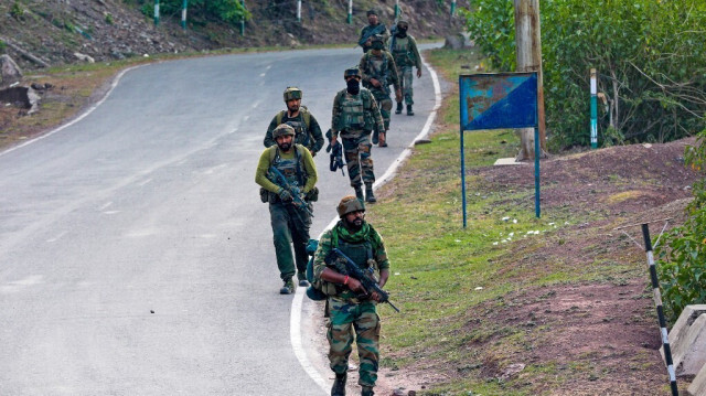 L'armée indienne patrouille lors d'une opération de recherche à Reasi le 10 juin 2024, après que des hommes armés au Cachemire aient tendu une embuscade à un bus rempli de pèlerins hindous.