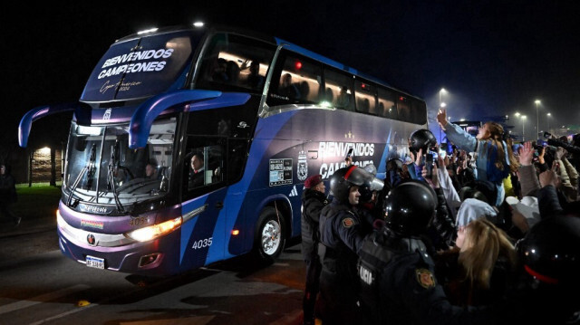 Les supporters prennent des photos du bus transportant l'équipe nationale de football d'Argentine à Ezeiza, Buenos Aires, Argentine, le 15 juillet 2024.