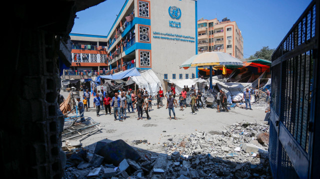 Une école de l'UNRWA a été endommagée après une frappe aérienne israélienne. L'attaque, survenue dans le camp de réfugiés de Nuseirat à Deir Al-Balah, dans la bande de Gaza, a causé la mort et blessé de nombreuses personnes le 15 juillet 2024.