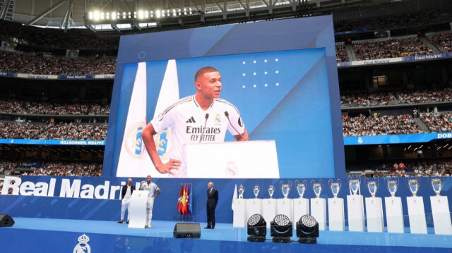 L'attaquant français Kylian Mbappé prononce un discours sur scène au stade Santiago Bernabeu à Madrid le 16 juillet 2024, après avoir signé son nouveau contrat de cinq saisons. 