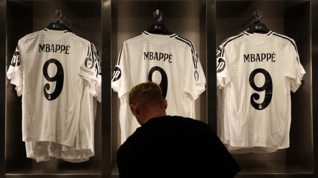 Les gens achètent le nouveau maillot lancé de Kylian Mbappé, dans le magasin officiel du Real Madrid au stade Santiago Bernabeu à Madrid, le 11 juillet 2024.
