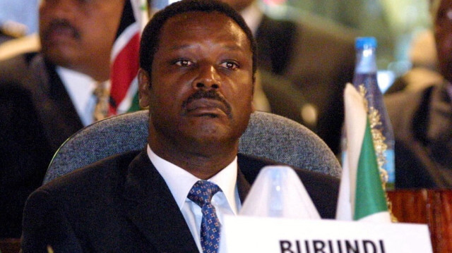 Le président du Burundi, Pierre Buyoya, écoute les conclusions de la réunion sur les négociations de paix pour son pays à Arusha, en Tanzanie, le 26 février 2001. 