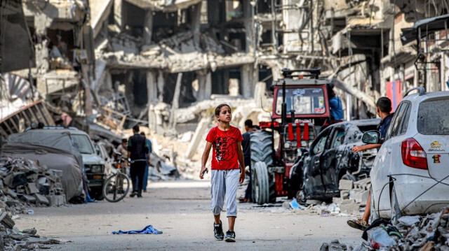 Un enfant palestinien au milieu des véhicules et des bâtiments détruits par l'armée israélienne à Khan Younès, dans le sud de la bande de Gaza, en Palestine, le 8 juillet 2024.