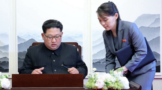 Le dirigeant nord-coréen Kim Jong Un (à gauche) signe le livre d'or à côté de sa sœur Kim Yo Jong (à droite).