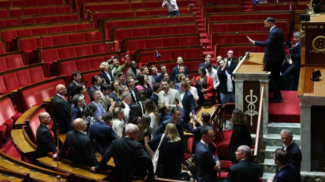 Le député français nouvellement élu pour le parti La France Insoumise (LFI) de la coalition de gauche "Nouveau Front Populaire" (NFP) Sebastien Delogu (R) s'adresse aux députés nouvellement élus rassemblés à l'Assemblée nationale française à Paris le 9 juillet 2024, à la suite du second tour des élections législatives en France.