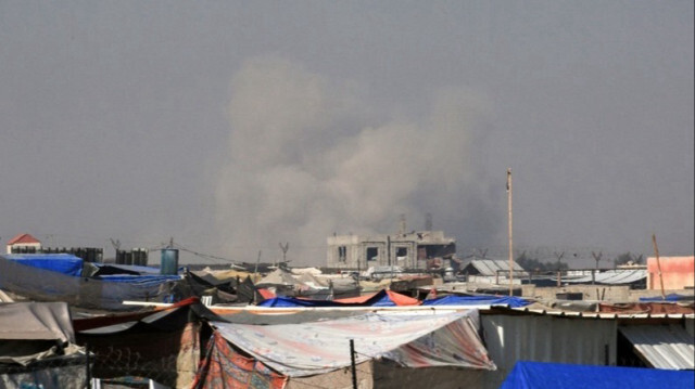 La fumée des bombardements israéliens s'élève à Rafah près d'un camp de Palestiniens déplacées à Khan Younès dans le sud de la bande de Gaza.