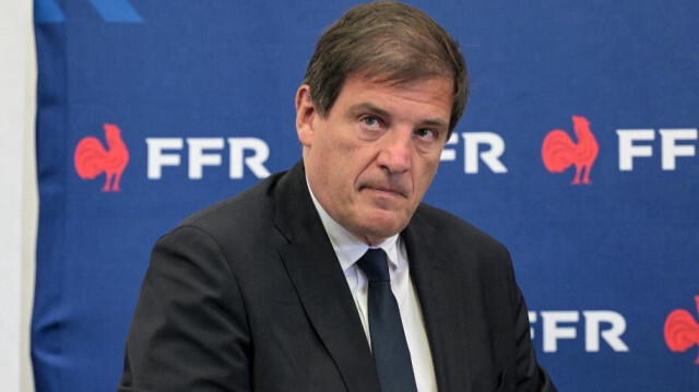 Le président de la Fédération française de rugby (FFR), Florian Grill, observe lors d'une conférence de presse à Marcoussis, au sud de Paris, le 16 juillet 2024. 