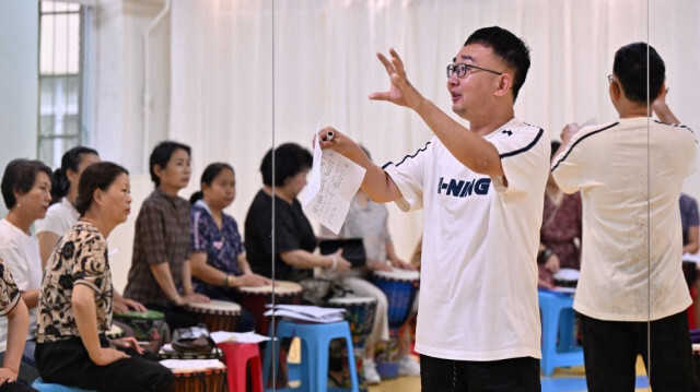 Lei Fangyan (à droite) en train d'enseigner les tambours africains dans un jardin d'enfants transformé en centre pour personnes âgées à Taiyuan, dans la province de Shanxi (nord de la Chine).