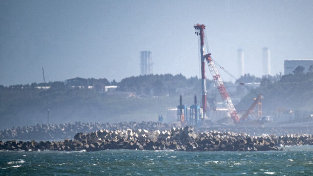 La centrale nucléaire de Fukushima Daiichi de la Tokyo Electric Power Company (TEPCO) (à l'arrière), vue du port de pêche d'Ukedo à Namie, dans la préfecture de Fukushima.