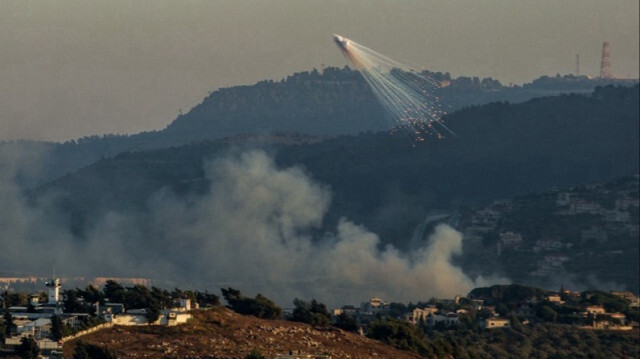 La fumée des bombardements israéliens s'élève à Kfar Kila, dans le sud du Liban.