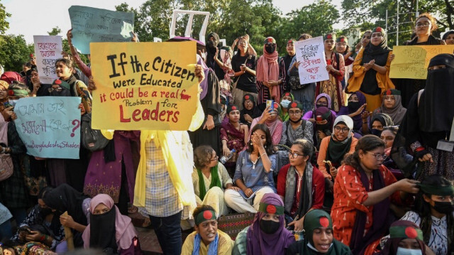 Des manifestants contre les quotas brandissent des pancartes lors d'une manifestation sur le campus de l'université de Dhaka, à Dhaka, le 16 juillet 2024.