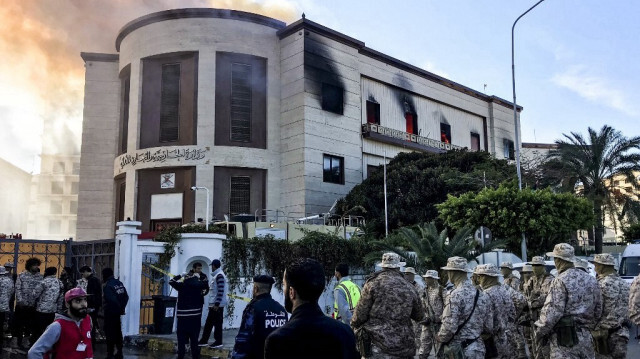 Des affrontements meurtriers ont éclaté dans la banlieue est de Tripoli, à Tajoura, impliquant des groupes armés locaux. Une femme a été tragiquement tuée par une balle perdue lors de ces violences, provoquant une panique parmi les résidents et les visiteurs des stations balnéaires proches.