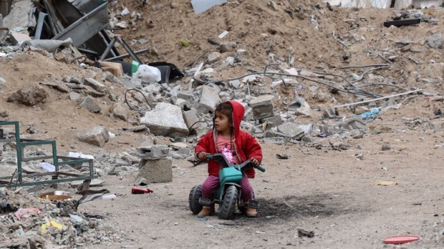 Un enfant palestinien au milieu des logements détruits par les bombardements de l'armée d'occupation israélienne, dans la ville de Gaza le 8 avril 2024.