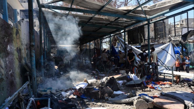 Des Palestiniens constatent les dégâts causés à l'école Al-Razi, gérée par l'ONU, dans le camp de réfugiés de Nuseirat, après une attaque israélienne à Gaza, le 16 juillet 2024.