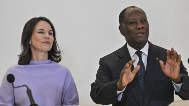 La ministre allemande des Affaires étrangères Annalena Baerbock (à gauche) et le président ivoirien Alassane Ouattara (à droite) s'expriment lors d'une conférence de presse conjointe à la résidence du président Ouattara à Abidjan le 16 juillet 2024. 