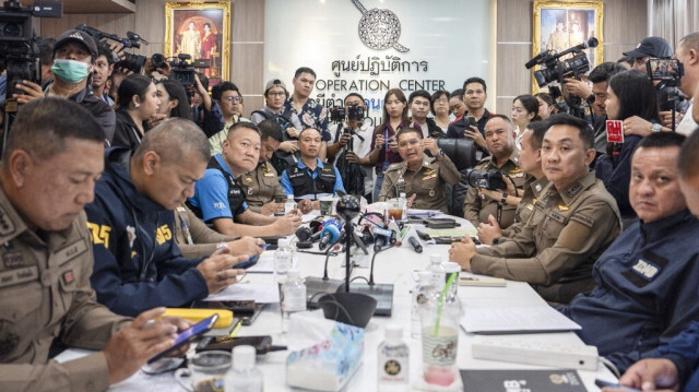 Des membres des médias assistent à une conférence de presse de la police royale thaïlandaise au poste de police de Lumpini à Bangkok, le 17 juillet 2024, au lendemain de la découverte de six personnes mortes dans un hôtel qui auraient été empoisonnées.