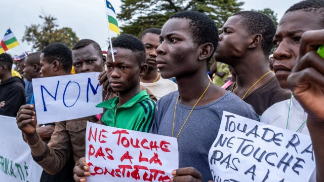 Des manifestants de l'opposition portant des pancartes "Non" participent à une manifestation organisée par le "Bloc Républicain", contre un changement constitutionnel qui permettrait au président centrafricain Faustin Archange Touadera d'effectuer un troisième mandat, à Bangui, le 27 août 2022. 